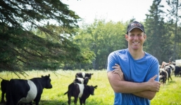 Làm 'cây giả thịt', chàng trai trẻ thành tỷ phú